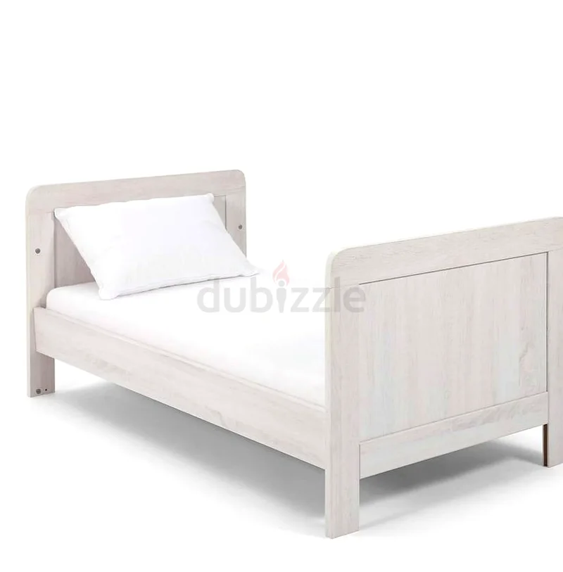 Perfect condition Mamas and Papas Baby cot that turns into toddler bed