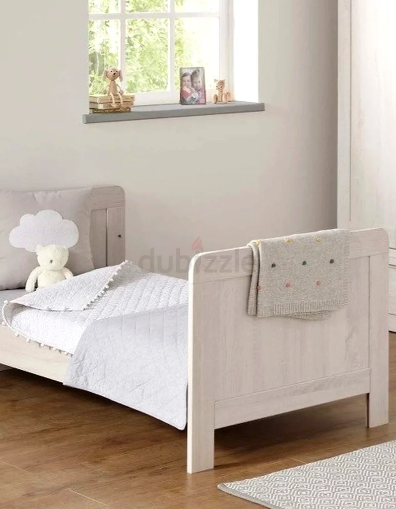 Perfect condition Mamas and Papas Baby cot that turns into toddler bed