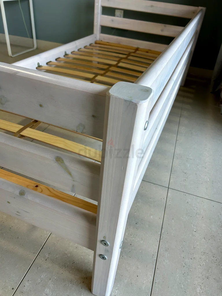 White wooden bed frame 90x200cm