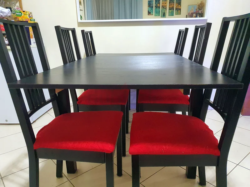 Ikea Extendable Table with 6 chairs