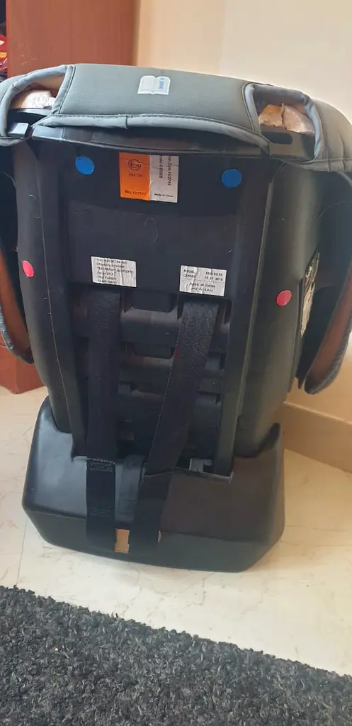 Baby car seat for 0 4 years old baby. In clean and decent condition