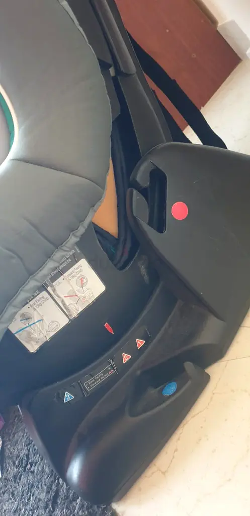 Baby car seat for 0 4 years old baby. In clean and decent condition